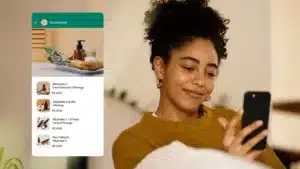 mulher sorrindo criando seu catálogo do WhatsApp para vender mais.