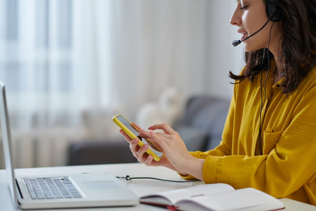 Mulher conversa com cliente nos canais de atendimentoda empresa