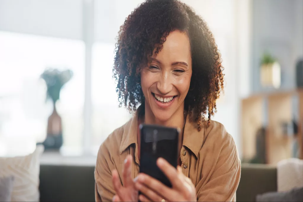 Mulher recebe atendimento multicanal pelo celular