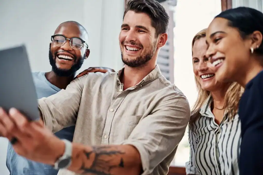 equipe de atendimento composta por 3 atendentes tira selfie